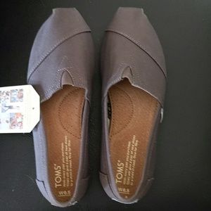 NWT Toms